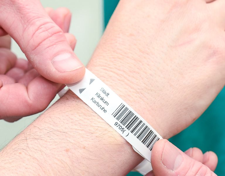 Das Bild zeigt das Patientenarmband zum Thema Qualität und Patientensicherheit