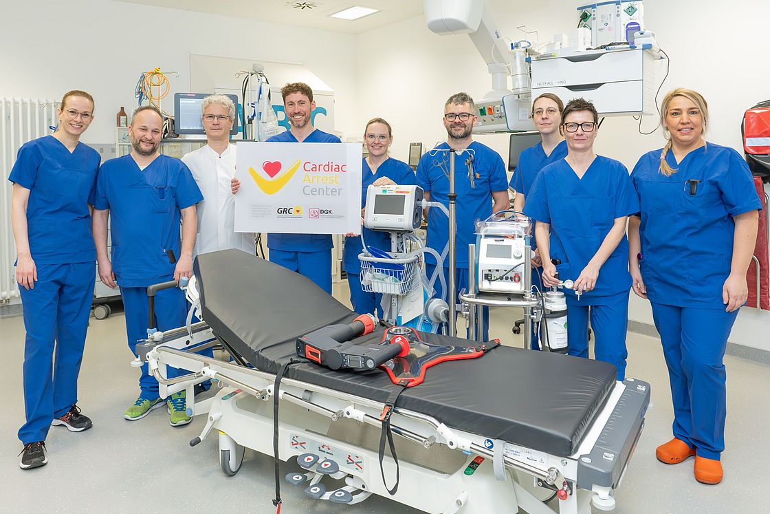 Das Bild zeigt Prof. Dr. Julian Widder (3.v.l.) und Dr. Jonas Neuser (4.v.l.) mit Kolleginnen und Kollegen aus der zentralen Notaufnahme, von der Intensivstation M0E und aus dem Herzkatheterlabor.