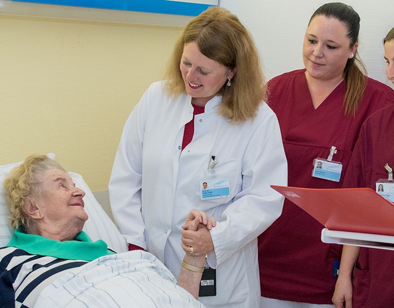 Das Bild zeigt die Visite bei einer Patientin